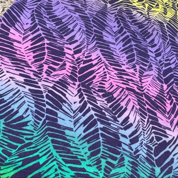 Daisy Fuentes size small multicolored feather or leaves short sleeve T-shirt - Picture 5 of 8
